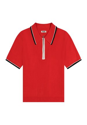 Rood geribd poloshirt met korte mouwen, voorzien van zwarte en witte biezen aan de kraag en mouwzomen, en een witte rits aan de voorkant.
