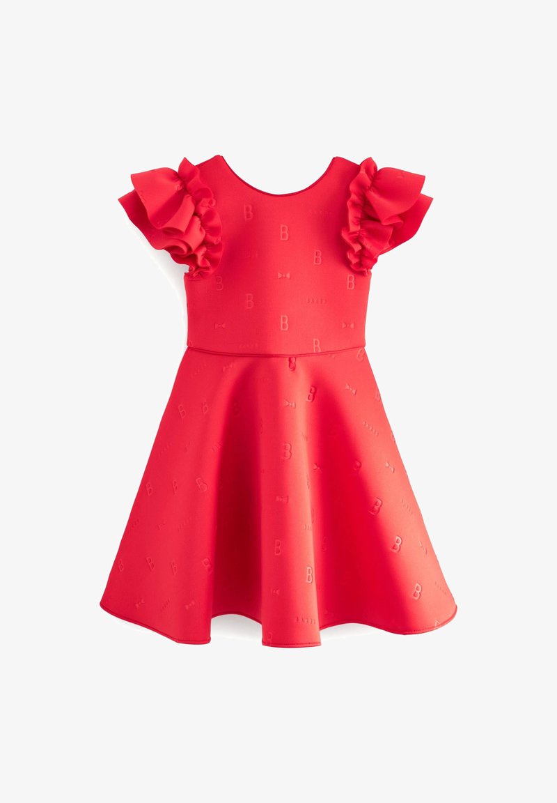 Czerwona sukienka z teksturowanej tkaniny z falbaniastymi rękawami. Sylwetka w kształcie litery A z wytłoczonymi wzorami liter i kokard.