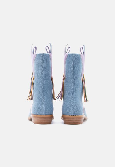Μπλε τζιν μποτάκια μέχρι τον αστράγαλο με ροζ λεπτομέρειες, φούντες και καφέ ξύλινα τακούνια. Διαθέτουν θηλιές για εύκολο φόρεμα.