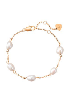Zartes goldenes Kettenarmband mit fünf unregelmäßigen weißen Perlen und einem kleinen herzförmigen Goldanhänger auf weißem Hintergrund.