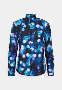Camisa de botones con base negra y un vibrante patrón floral en azul, púrpura y blanco; de mangas largas y diseño de cuello estándar.