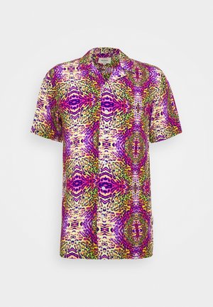 Camicia a maniche corte con bottoni, caratterizzata da un vivace motivo astratto di animali in tonalità di viola, rosa, giallo e verde, esposta su uno sfondo semplice.