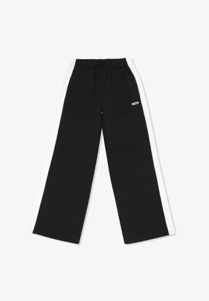 Pantalon de survêtement noir à jambes larges avec des bandes blanches sur les côtés, taille élastique avec cordon de serrage, et petit logo FILA sur la cuisse droite.