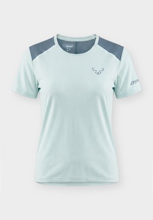 Hellblaues athletisches Kurzarmshirt mit dunkelgrauen Schulterpaneelen, Rundhalsausschnitt und kleinem Logo auf der Brust und dem rechten Ärmel.