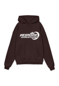 Bruine hoodie gemaakt van zachte stof, met een grote witte afbeelding van "PEGADOR ADVENTURES" en een bergontwerp aan de voorkant.