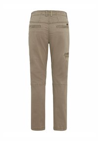 Beige cargobroek met een ritssluiting, achterzakken en een zijvak. Duurzaam stof met subtiele stiksels en merklogo-detail.