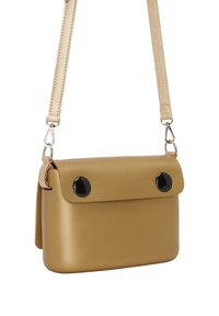 Tan lædertaske med klap, forsynet med to sorte cirkulære knapper, en aftagelig rem og sølvfarvede hardwaredetaljer. Glat tekstur hele vejen igennem.