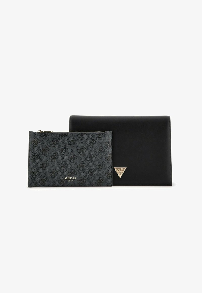 Portafoglio in pelle sintetica nera e borsa con cerniera abbinata con un sottile motivo a rilievo. Accenti in logo e hardware di tonalità dorata. Design semplice e rettangolare.