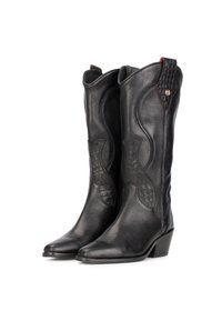 Botas de vaquero de cuero negro con un patrón texturizado, punta afilada y tacón bajo; presentan un acento rojo en la parte superior y costuras decorativas.