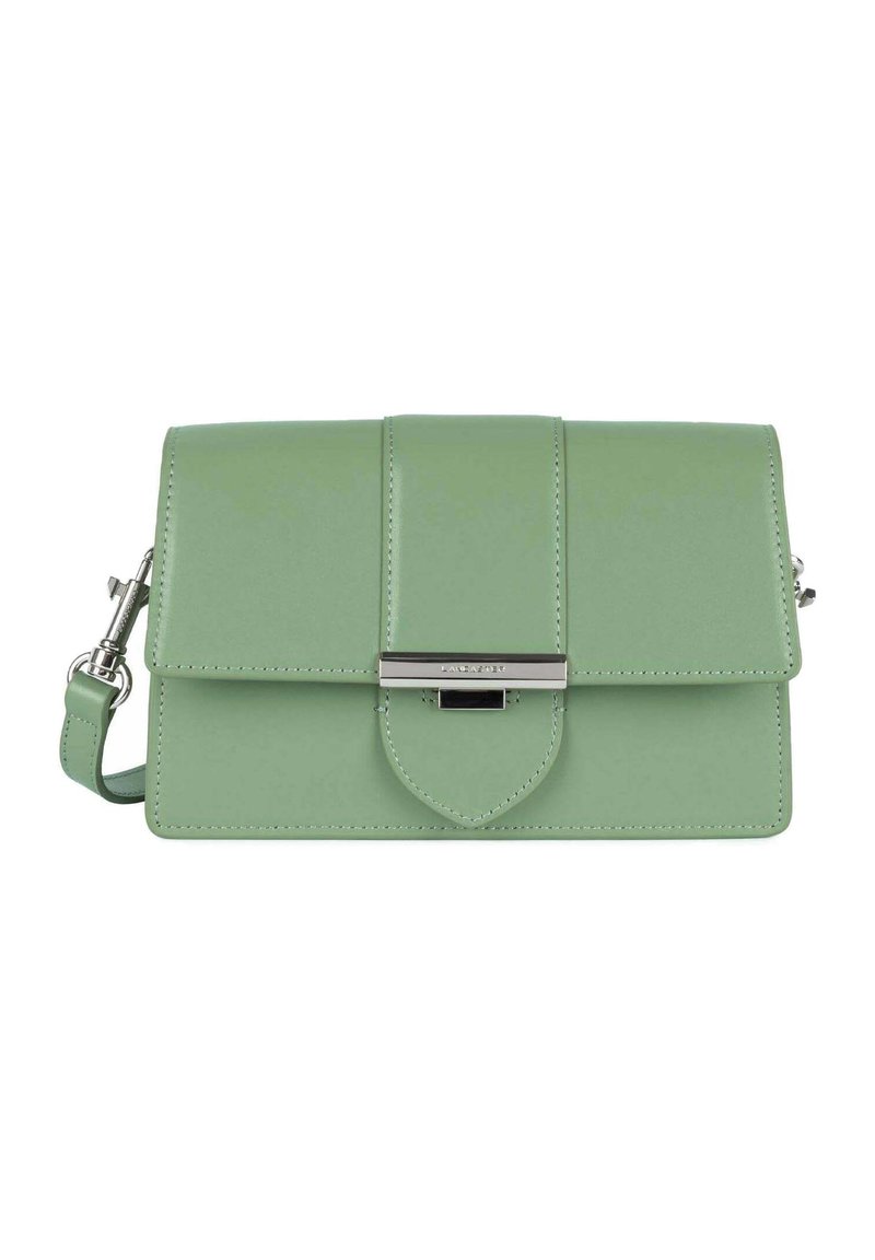 Borsa a tracolla verde in pelle con pattina pieghevole, hardware in argento e tracolla regolabile. Presenta una finitura leggermente texturizzata e un design minimalista.