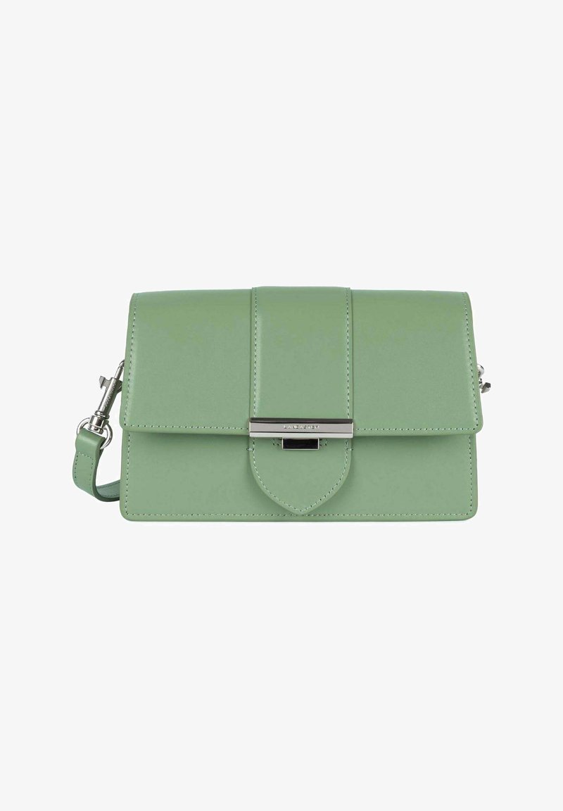 Borsa a tracolla verde in pelle con pattina pieghevole, hardware in argento e tracolla regolabile. Presenta una finitura leggermente texturizzata e un design minimalista.