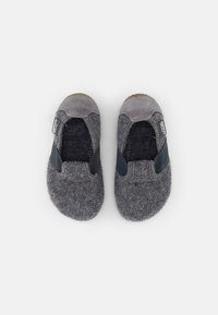 Pantofole grigie in feltro con pannelli laterali elastici, design a punta arrotondata e dettagli in suede grigio chiaro sulla parte superiore. Suola in gomma per una buona aderenza.