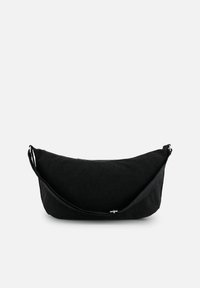 Sac à main en feutre noir avec une forme incurvée, fermeture zippée supérieure et bandoulière réglable. Texture lisse avec un minimum de détails en matériel.