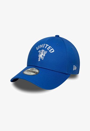 Casquette de baseball bleue avec "UNITED" et un lion blanc tenant un trident brodés à l'avant, équipée d'une sangle réglable et du logo de la marque sur le côté.