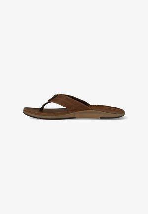 Bruine leren teenslipper met gevoerde zool, teenstukje en brede gestikte band, getoond in zijaanzicht op een witte achtergrond.