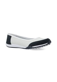 Leichte Slip-On-Schuhe mit einem weißen Netzoberteil mit kleinen Perforationen, schwarzen Wildlederelementen und einer Gummisohle mit Profil.