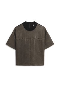 T-shirt oversize di colore verde oliva realizzato in pelle, caratterizzato da un colletto in maglia nera testurizzata e da borchie decorative argentate sul petto.