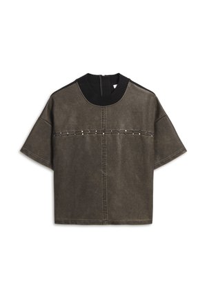 T-shirt oversize di colore verde oliva realizzato in pelle, caratterizzato da un colletto in maglia nera testurizzata e da borchie decorative argentate sul petto.