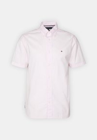 Korte mouw blouse in lichtroze katoenen stof, met een kraag, witte knopen en een klein logo op de linkerborst.