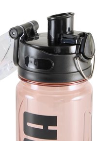Botella de agua de plástico rosa con tapa abatible negra, pitorro y un lazo metálico plateado. Presenta texto negro en negrita y un panel lateral transparente.