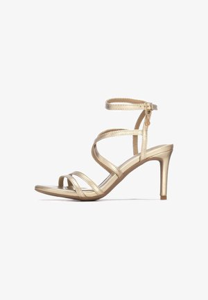 Sandalia dorada con tiras y un tacón alto y delgado. Cuenta con múltiples tiras finas y una hebilla en el tobillo para un ajuste seguro. Acabado metálico liso.