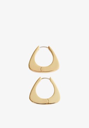 Paar glatter, goldfarbener, dreieckiger Creolen mit abgerundeten Kanten und einem Scharnierverschluss vor weißem Hintergrund.