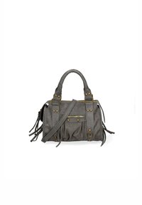 Borsa in suede grigio con dettagli metallici, chiusura a zip, frange sui lati e doppi manici. Include una tracolla removibile.