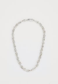 Collar de cadena de plata con pequeñas cuentas redondas espaciadas uniformemente a lo largo de eslabones retorcidos y un cierre rectangular sobre un fondo blanco.