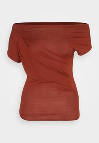 Rød off-shoulder topp laget av lett materiale. Har en elegant design med subtil draping og korte ermer. Jevn tekstur.