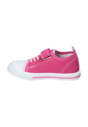 Różowy niski sneaker z białym gumowym noskiem i podeszwą, różowe sznurówki oraz różowy pasek na rzep nad sznurówkami, widok z boku.