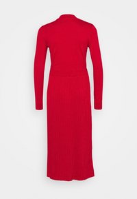 Robe rouge à côtes longues manches avec un corsage ajusté, une partie inférieure évasée et un col rond. Texture lisse avec un motif uniforme.