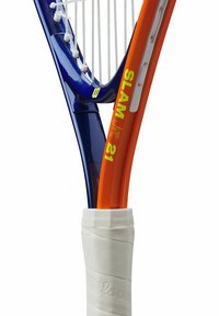 Junior tennisracket met een blauw en oranje frame, voorzien van een gestructureerde witte grip, met het logo "SLAM JR 21" in heldergeel aan de zijkant.