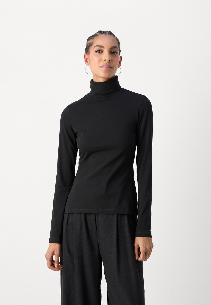 Maglione nero a maniche lunghe con collo a imbuto, realizzato in un tessuto morbido e con una vestibilità aderente. Texture liscia con una silhouette semplice e senza pattern visibili o accessori.