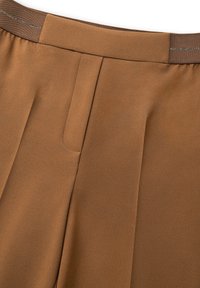 Braune, gefaltete Hosen mit glatter Textur, einem taillierten Bund mit einem kontrastierenden Band und subtilen Steppnähten entlang der Oberseite.