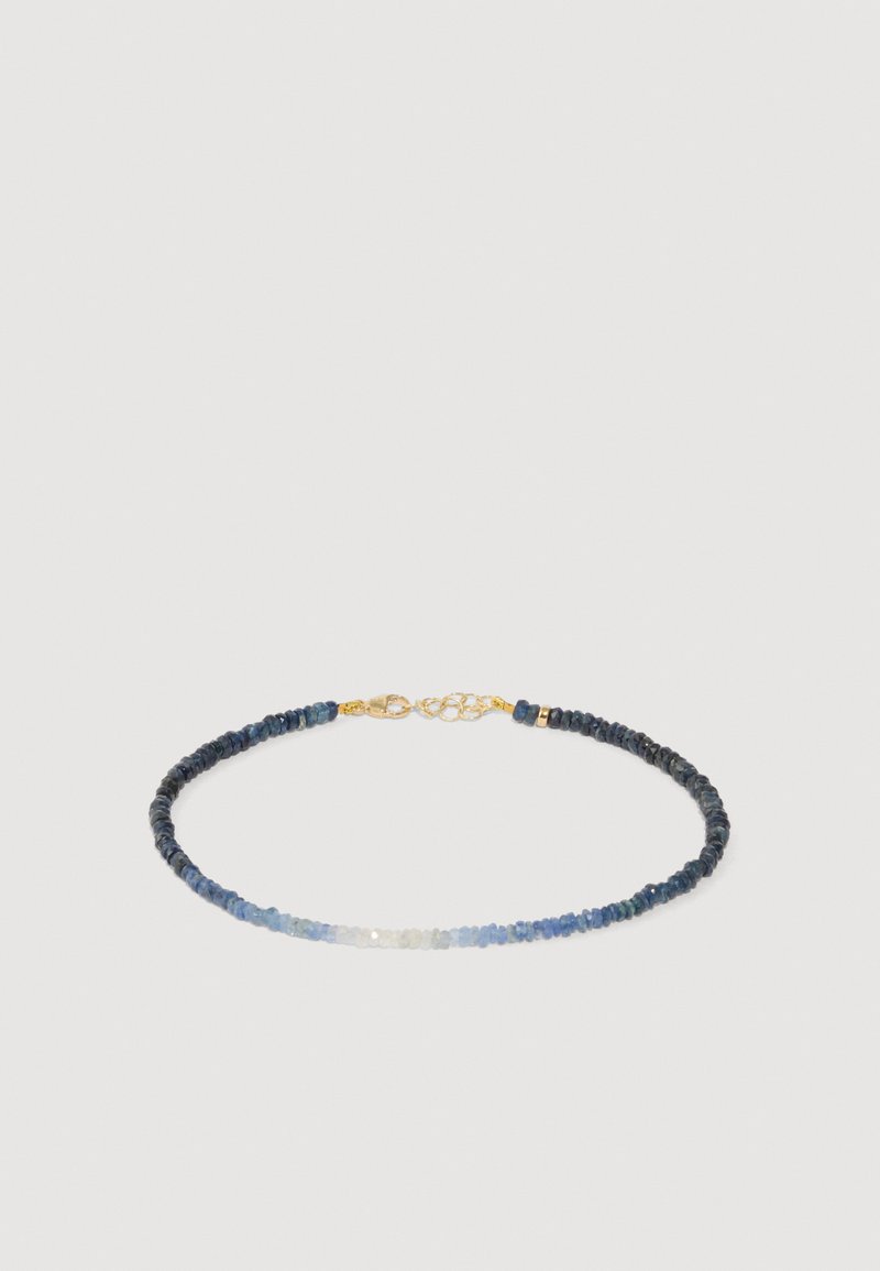 Necklace od plavih i crnih dragulja sa malim fasetiranim zrnima, s zlatnim okovom i kopčom na jastreba. Glatka tekstura, jednostavan dizajn.