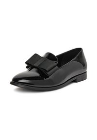 Czarne lakierowane baleriny z zakończeniem w szpic, z dużą czarną kokardą na przodzie i niskim obcasem.