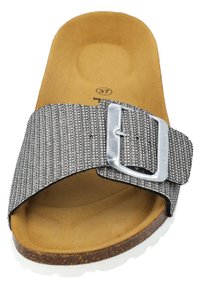 Zapatilla de slide texturizada en gris con una tira ancha y hebilla metálica. Plantilla de corcho con suela de goma blanca. Tamaño marcado como 37.