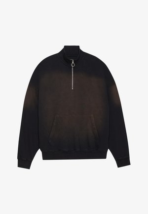 Sweatshirt noir avec col montant, fermeture éclair au niveau du cou, poche avant et dégradé de noir à gris foncé. Tissu doux, coupe décontractée.