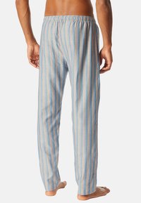 Gestreepte pyjamabroek in lichtblauw, met dunne verticale strepen in crème en roze. Elastische tailleband, lichte stof, ontspannen pasvorm.