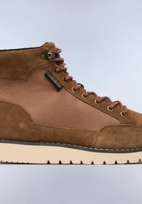 Stivali alla caviglia in suede marrone con pannelli in rete, lacci rotondi e occhielli in ottone. La suola è beige con una trama a tasselli.