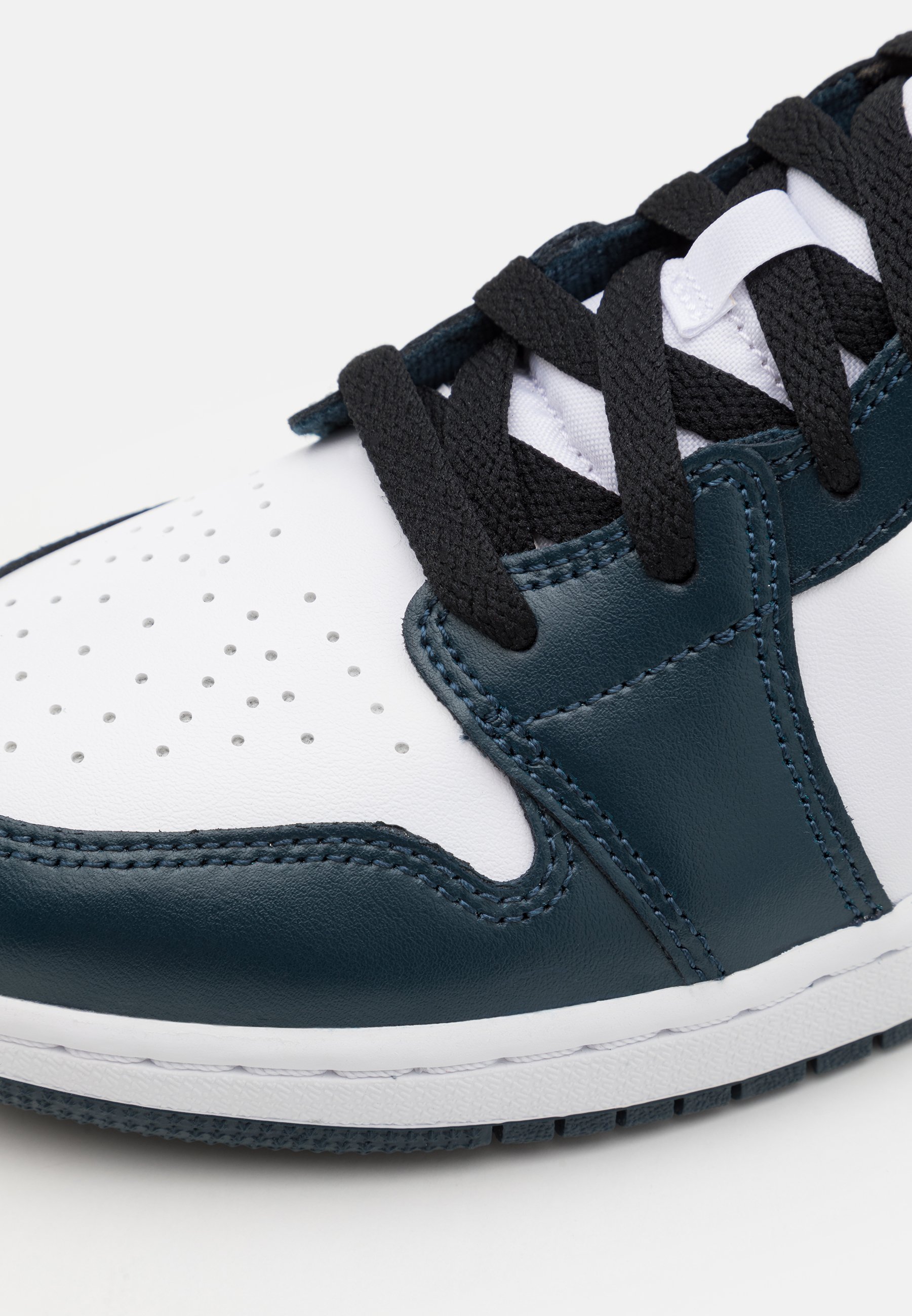 basket bleu marine femme jordan