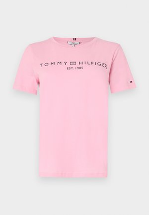 Svetloružové tričko s krátkym rukávom a okrúhlym výstrihom s textom "Tommy Hilfiger EST. 1985" a logom na hrudi a malým logom na rukáve.