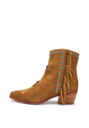Stivaletto alla caviglia in suede marrone con tacco impilato, borchie turchesi e argentate, ricamo floreale e dettagli di frange lungo il lato.