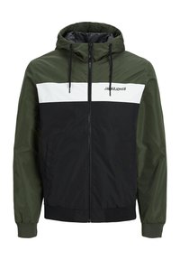 Kurtka z kapturem w kolorach zielonym, czarnym i białym. Posiada zamek błyskawiczny na przodzie, elastyczne mankiety i dwie boczne kieszenie. Nazwa marki "JACK&JONES" na klatce piersiowej.