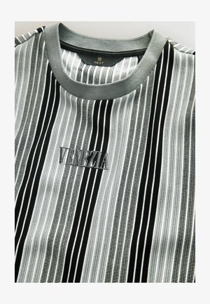 Črna in siva črtasta majica s reliefno teksturo ter izvezeno "VENEZIA" logo na sprednji strani. Ima kontrastno sivo okroglo ovratnico.