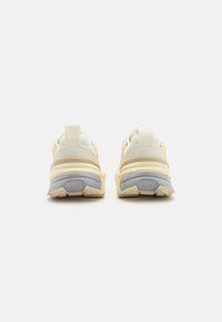 Nike Sportswear V2K RUN TRK3 - Sportcipő - pale ivory/coconut milk/sanddrift/light smoke grey
