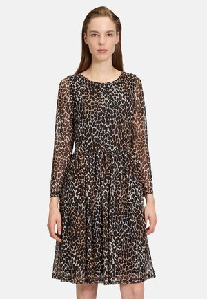 Leopardprint jurk met lange, doorschijnende mouwen, een ronde halslijn en een gerimpelde taille, gemaakt van een lichtgewicht, gestructureerde stof.