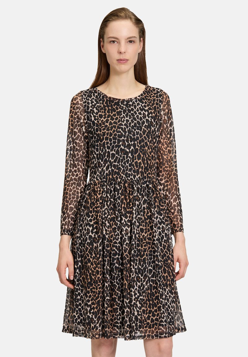 Robe imprimée léopard avec des manches longues en voile, un col rond et une taille froncée, fabriquée en tissu texturé léger.