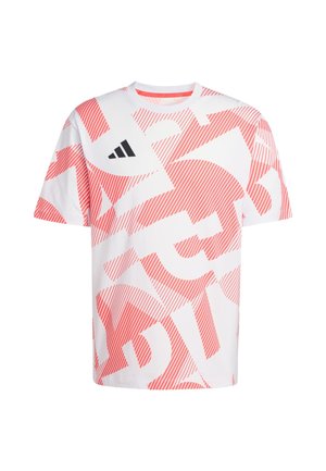 Biała krótkorękawowa koszulka z dużymi koralowoczerwonymi abstrakcyjnymi ukośnymi paskami i małym czarnym logo Adidas na piersi.