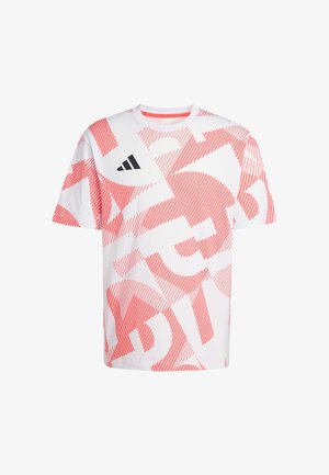 Biała krótkorękawowa koszulka z dużymi koralowoczerwonymi abstrakcyjnymi ukośnymi paskami i małym czarnym logo Adidas na piersi.